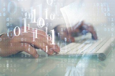 Bilgisayar geçmişi üzerinde çalışan bir adamla çok sayıda teknolojik çizime maruz kalmış. Yenilik kavramı.