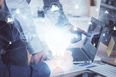 Arkaplanda bilgisayar üzerinde çalışan iş adamıyla birlikte büyüyen oklar. Başarı konsepti. Çift pozlama.