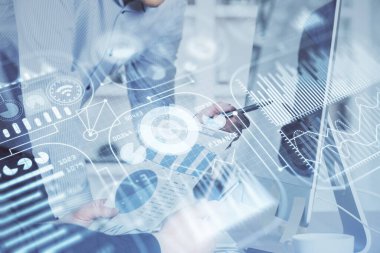 Teknoloji temalı hologramda arka planda çalışan bir adam var. Yüksek teknoloji konsepti. Çoklu pozlama.