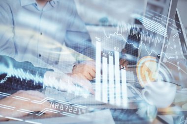 Teknoloji temalı hologramda arka planda çalışan bir adam var. Yüksek teknoloji konsepti. Çoklu pozlama.