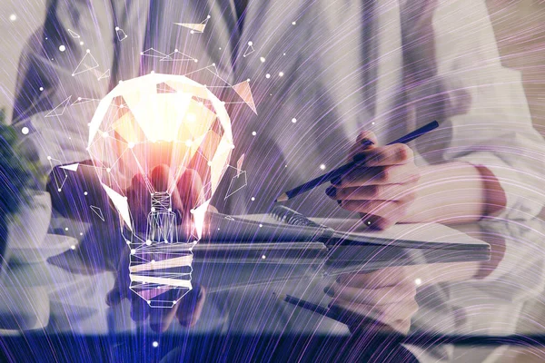 女性の手の上に電球を描く背景に注意してください アイデアの概念 二重露光 — ストック写真