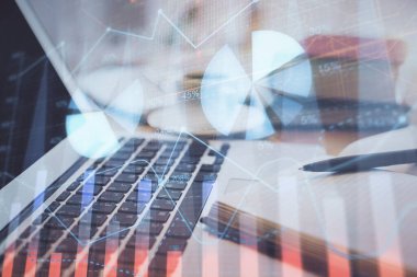 Finans şeması çizimine ve masaüstüne kahve ve masa arkasında eşyalar ile çifte pozlama. Önx piyasa ticareti kavramı