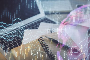 Finans şeması çizimine ve masaüstüne kahve ve masa arkasında eşyalar ile çifte pozlama. Önx piyasa ticareti kavramı