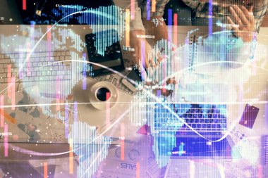 Kadın ve erkeğin birlikte çalışması ve iş temalı hologram çizimi. Bilgisayar arkaplanı. Üst Görünüm.