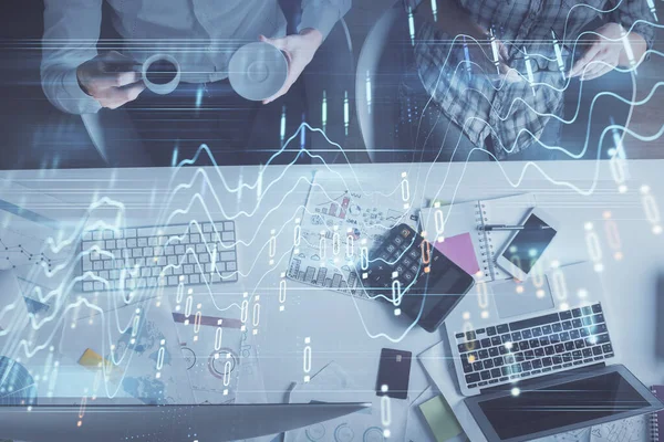 Birlikte çalışan kadın ve erkeğin çifte pozu ve finansal grafik hologramı çizimi. Pazar analizi konsepti. Bilgisayar arkaplanı. Üst Görünüm.
