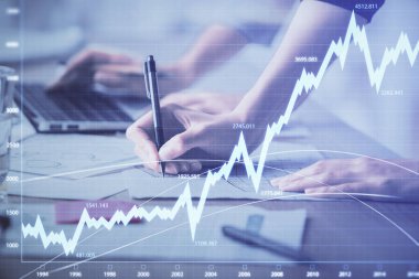 Bilgisayarda ve finansal grafik hologramında yazı yazan kadın ellerine çok maruz kalmış. Borsa analizi kavramı.