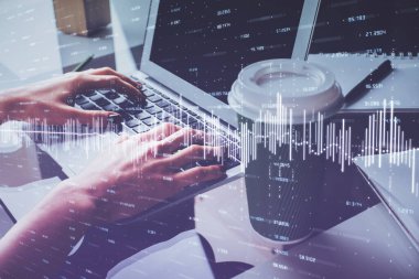 Bilgisayarda ve ön x grafik hologram çiziminde kadın eli yazarken çift pozlama. Borsa yatırım kavramı.