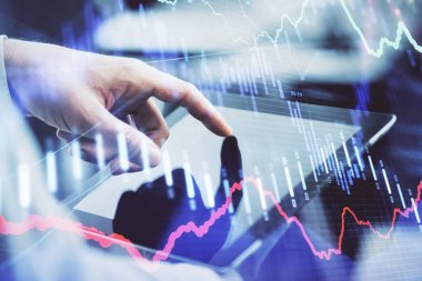 Bir adamın el ele tutuşması ve telefon ve finansal çizim kullanması. Pazar analizi kavramı.