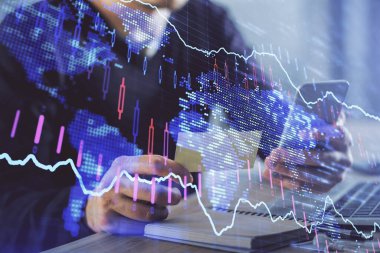 Bir adamın elini tutarken ve bir telefon ve mali grafik çizimi kullanırken çift pozlama. Analiz kavramı.