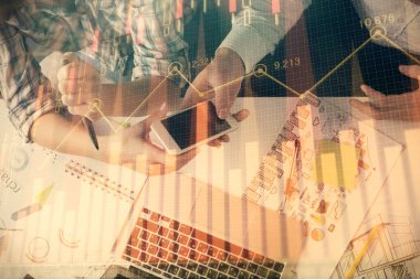 Önx grafik çizimine çifte maruz kalma ve kadın ve erkeğin birlikte çalışarak mobil bir cihaz kullanması. Ticaret konsepti.