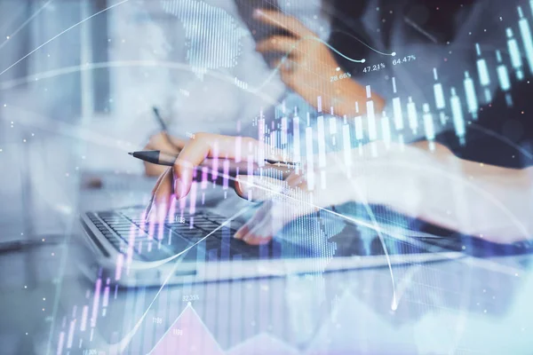コンピュータや金融グラフのホログラム図面に入力する女性の手の複数の露出 株式市場分析の概念 — ストック写真