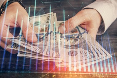 Finansal grafiğe çoklu pozlama hologram, Amerikan dolarları ve insan eli. Analiz kavramı.