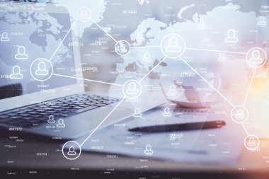 Sosyal ağ hologramıyla birlikte bilgisayar masaüstünde. Çifte maruziyet. Uluslararası insan ilişkileri kavramı.