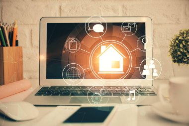 Ofisteki masaüstü bilgisayar geçmişi ve büyük kasaba binaları hologram çizimi. Çifte maruziyet. Akıllı şehir konsepti.