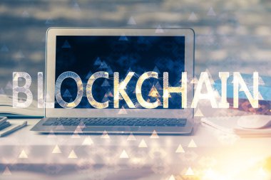 Blockchain temalı holograma ve bilgisayar arkaplanlı masaya çift pozlama. Bitcoin şifreleme para birimi kavramı.