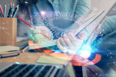 Veri teknolojisi hologramıyla arka planda el yazısının iki katına çıkarılması. Büyük veri kavramı.