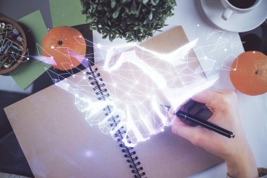 Tokalaşma arka planda notlar alarak el sıkışma. Başarı kavramı. Çift pozlama