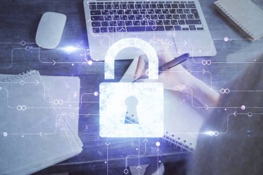 Kilit simgesiyle kadın eli yazarken çift pozlama. Güvenlik kavramı ve verilerin korunması