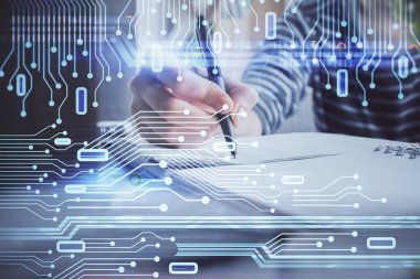 Dijital kodlama simgeleriyle notlar alan ellere çift pozlama. Bilgisayar öğrenme kavramı.