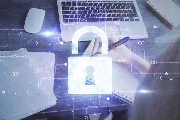 Kilit simgesiyle kadın eli yazarken çift pozlama. Güvenlik kavramı ve verilerin korunması