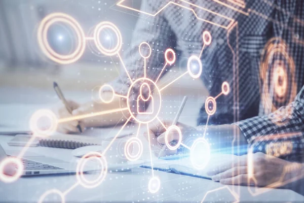 Sosyal ağ temalı hologramda iş adamı arka planda bilgisayar üzerinde çalışıyor. Dünya çapında ağ kavramı. Çift pozlama.