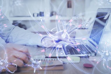 Nöron hologramı, arka planda bilgisayarla çalışan bir adam. Eğitim konsepti. Çift pozlama.