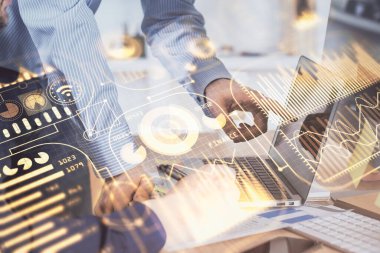 Teknoloji temalı hologramda arka planda çalışan bir adam var. Yüksek teknoloji konsepti. Çoklu pozlama.