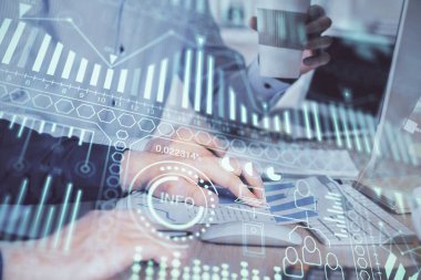 Teknoloji temalı hologramda arka planda çalışan bir adam var. Yüksek teknoloji konsepti. Çoklu pozlama.