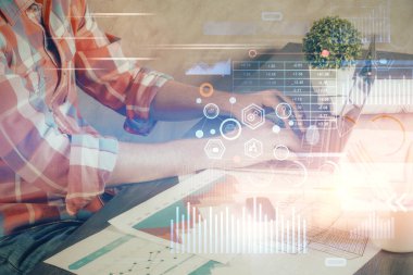 Bilgisayar geçmişi üzerinde çalışan bir adamla teknolojinin hologramına çifte maruz kalma. Büyük veri kavramı.