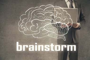 Bilgisayarda çalışan iş adamıyla çizimlere başla. Takım çalışması konsepti. Çift pozlama.