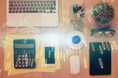 Masaüstünde telefonlu ön x grafik hologramına çift pozlama. Üst Manzara. Mobil ticaret platformu kavramı.