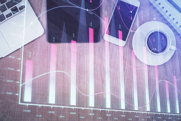 Forx grafik hologramının telefonlu masaüstü üzerinde çoklu pozlandırılması. Üst Manzara. Mobil ticaret platformu kavramı.