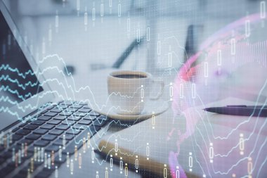 Finans şeması çizimine ve masaüstüne kahve ve masa arkasında eşyalar ile çifte pozlama. Önx piyasa ticareti kavramı