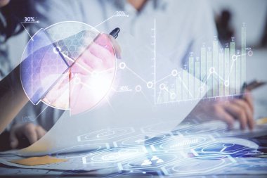 Ön x grafiğinin arka plan notları alan insanların üzerini çizerken çift pozlama. Mali analiz kavramı