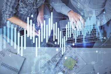 Kadın ve erkeğin birlikte çalıştığı çoklu pozlama ve grafik hologramı çizimi. Finansal analiz konsepti. Bilgisayar arkaplanı. Üst Görünüm.