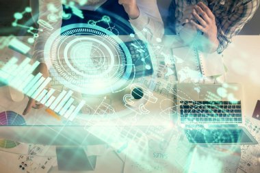 Kadın ve erkeğin birlikte çalışması ve iş temalı hologram çizimi. Bilgisayar arkaplanı. Üst Görünüm.