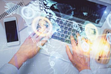 Bilgisayar ve ön grafik hologram çizimi üzerinde çalışan kadın elleri çift pozlama. Üst Manzara. Mali analiz kavramı.
