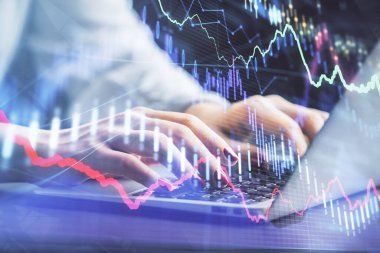 İş kadını ellerinin bilgisayar ve ön x çizelge hologramı çizimlerinde çifte pozlama. Mali analiz kavramı.