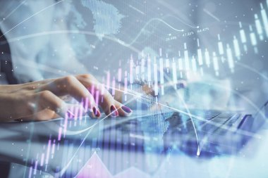 Bilgisayarda ve finansal grafik hologramında yazı yazan kadın ellerine çoklu maruz kalma. Borsa analizi kavramı.