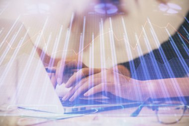 Bilgisayarda ve finansal grafik hologramında yazı yazan kadın ellerine çoklu maruz kalma. Borsa analizi kavramı.