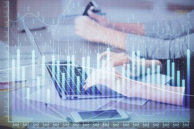 Bilgisayarda ve finansal grafik hologramında yazı yazan kadın ellerine çok maruz kalmış. Borsa analizi kavramı.