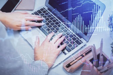 Bilgisayarda ve ön x grafik hologramında yazı yazan kadın ellerine çok maruz kalmış. Borsa analizi kavramı.