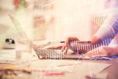 Bilgisayarda ve ön x grafik hologram çiziminde kadın eli yazarken çift pozlama. Borsa yatırım kavramı.