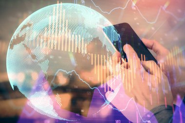 Bir adamın elini tutarken ve dijital bir cihaz ve ön grafik çizimi kullanırken çift pozlama. Finansal piyasa kavramı.