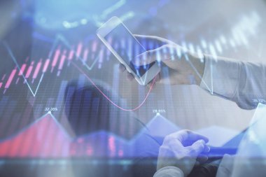 Bir adamın elini tutarken ve dijital bir cihaz ve ön grafik çizimi kullanırken çift pozlama. Finansal piyasa kavramı.