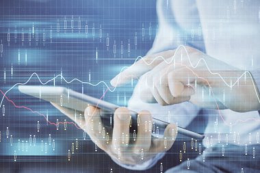 Bir adamın elini tutarken ve dijital bir cihaz ve ön grafik çizimi kullanırken çift pozlama. Finansal piyasa kavramı.