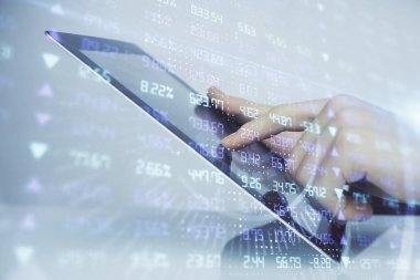Dijital telefon ve forx grafik çizimi kullanarak adamın elini tutarken birden fazla pozlama. Finansal piyasa kavramı.