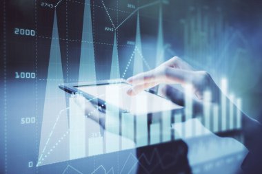 Ön x çizelgesine çift pozlama, hologram çizimi ve cep telefonu kullanan bir kadın. Finansal piyasa kavramı.