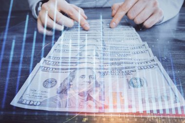 Forx grafiği, hologram, Amerikan dolarları ve insan eli çizimleri. Teknik Analiz kavramı.