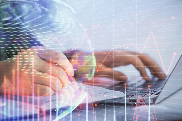 コンピュータと外国為替チャートのホログラム図面に入力するビジネス女性の手の二重露出 金融分析の考え方 — ストック写真